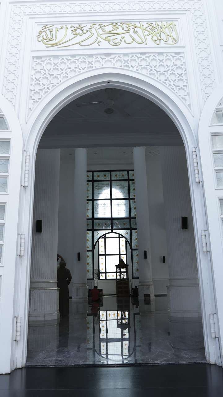 FOTO: Pesona Masjid Ramlie Musofa, Taj Mahal-nya Jakarta