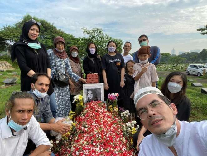 Potret 6 Selebritis Ziarah, Gaya Nagita Slavina Paling Disorot