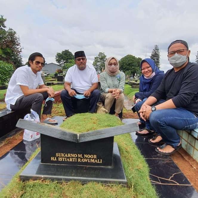 Potret 6 Selebritis Ziarah, Gaya Nagita Slavina Paling Disorot