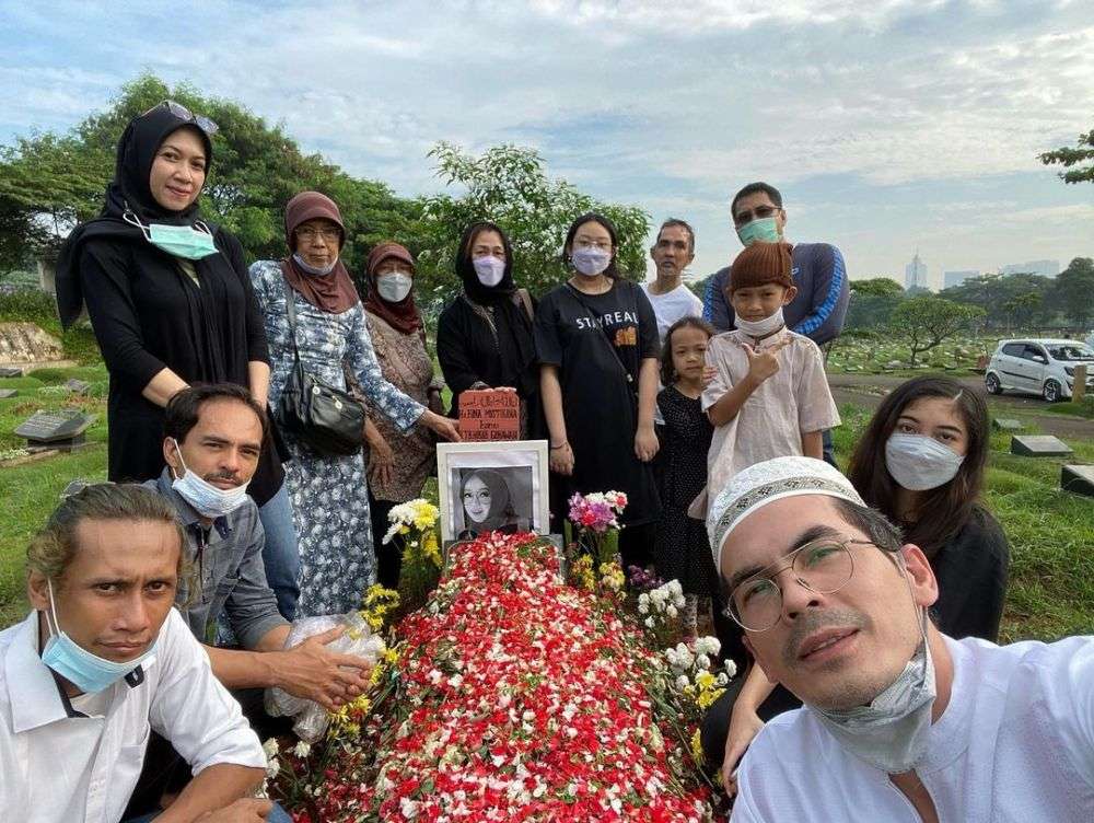 Potret 6 Selebritis Ziarah, Gaya Nagita Slavina Paling Disorot
