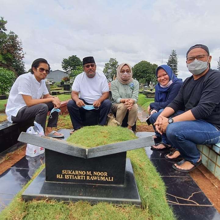 Potret 6 Selebritis Ziarah, Gaya Nagita Slavina Paling Disorot