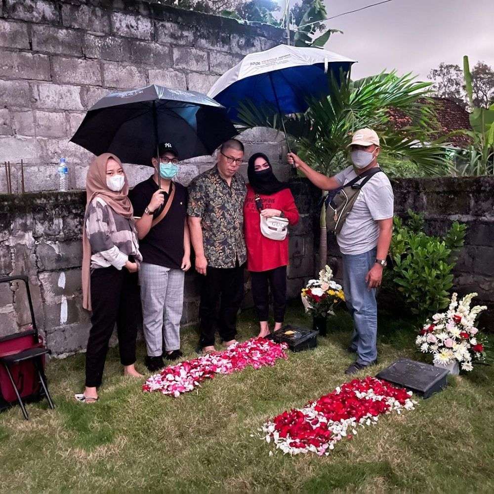 Potret 6 Selebritis Ziarah, Gaya Nagita Slavina Paling Disorot