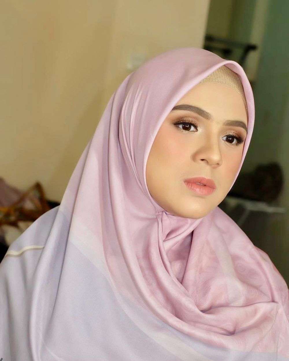 6 Potret Nycta Gina Tampil Full Makeup, Bikin Pangling!