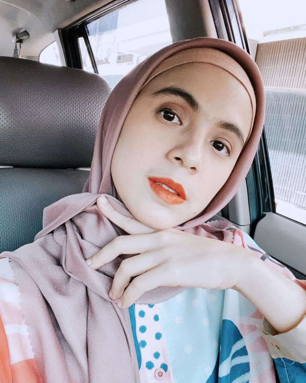 6 Potret Nycta Gina Tampil Full Makeup, Bikin Pangling!