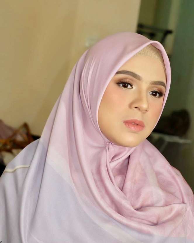 6 Potret Nycta Gina Tampil Full Makeup, Bikin Pangling!