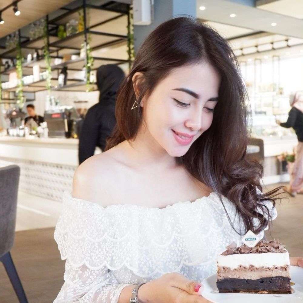 10 Foto Istri Enji Mantan Ayu Ting Ting, Cantik & Elegan Abis!