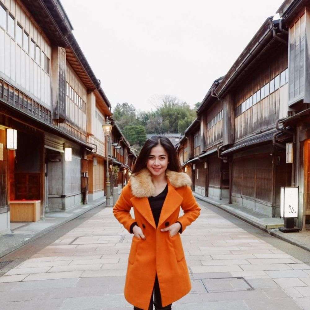 10 Foto Istri Enji Mantan Ayu Ting Ting, Cantik & Elegan Abis!