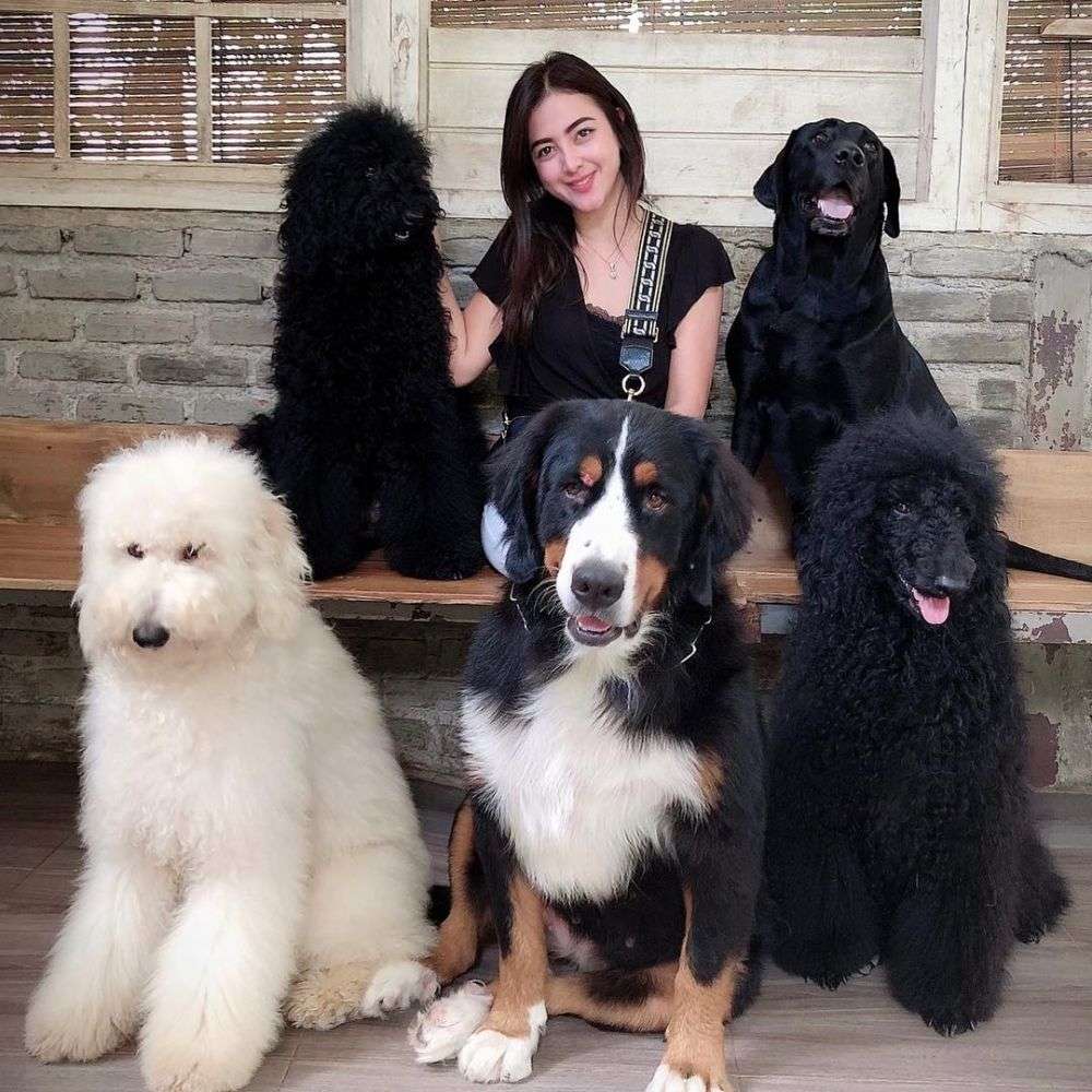10 Foto Istri Enji Mantan Ayu Ting Ting, Cantik & Elegan Abis!
