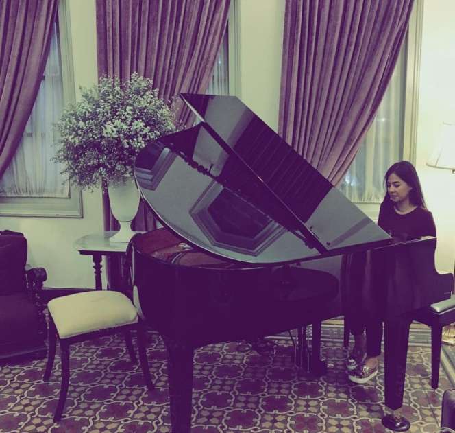 10 Foto Istri Enji Mantan Ayu Ting Ting, Cantik & Elegan Abis!