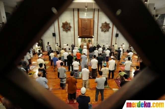 5 Potret Sholat Tarawih Malam Pertama Ramadan 1442