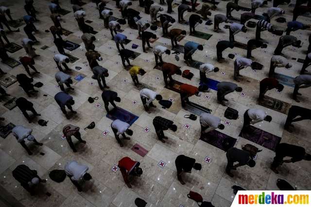 5 Potret Sholat Tarawih Malam Pertama Ramadan 1442