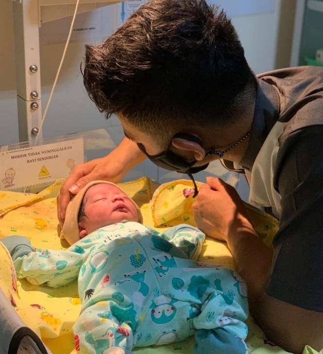 8 Potret Bayi Rizki DA dan Nadya Mustika, Bagian Wajah Disorot