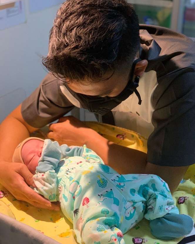8 Potret Bayi Rizki DA dan Nadya Mustika, Bagian Wajah Disorot