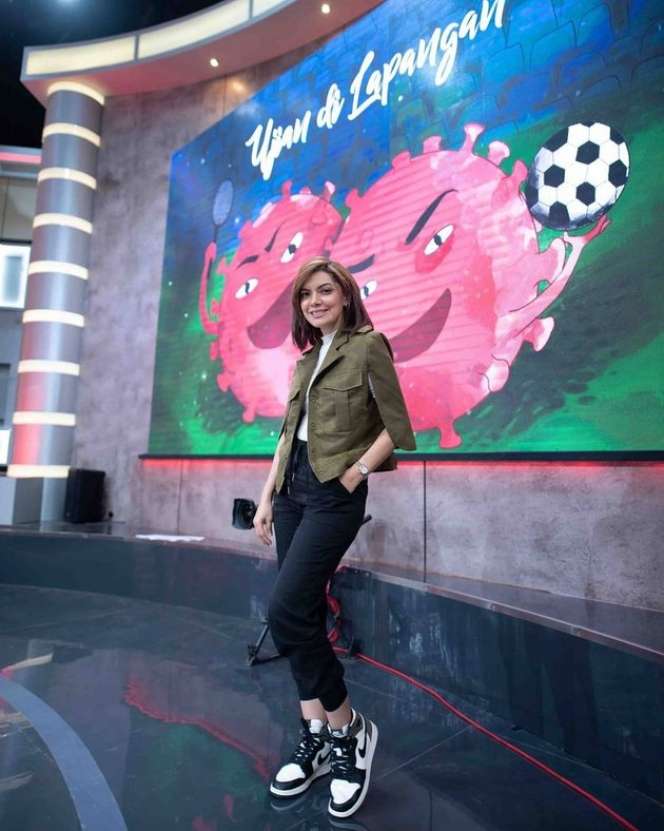 Pesona Najwa Shihab Pakai Sneakers, Tampil Keren Bak ABG