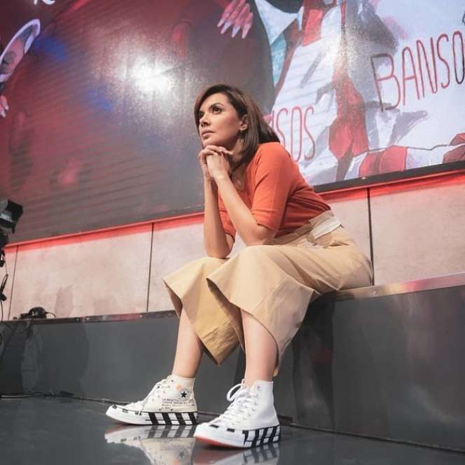 Pesona Najwa Shihab Pakai Sneakers, Tampil Keren Bak ABG