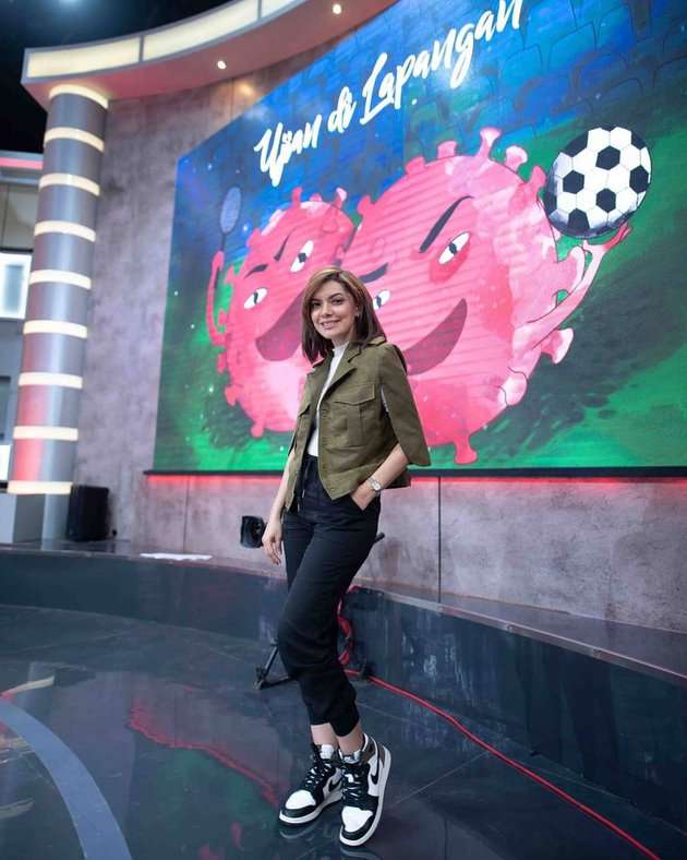 Pesona Najwa Shihab Pakai Sneakers, Tampil Keren Bak ABG