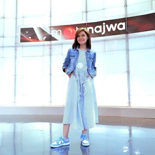 Pesona Najwa Shihab Pakai Sneakers, Tampil Keren Bak ABG