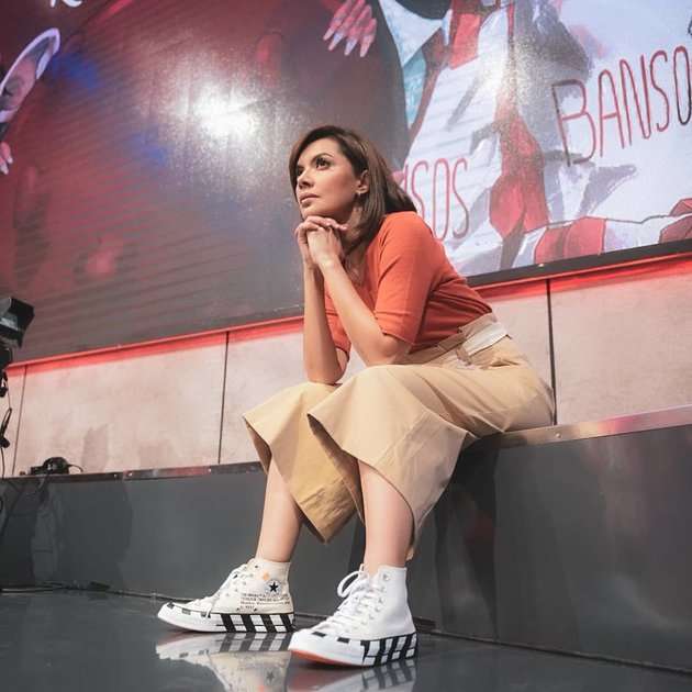 Pesona Najwa Shihab Pakai Sneakers, Tampil Keren Bak ABG