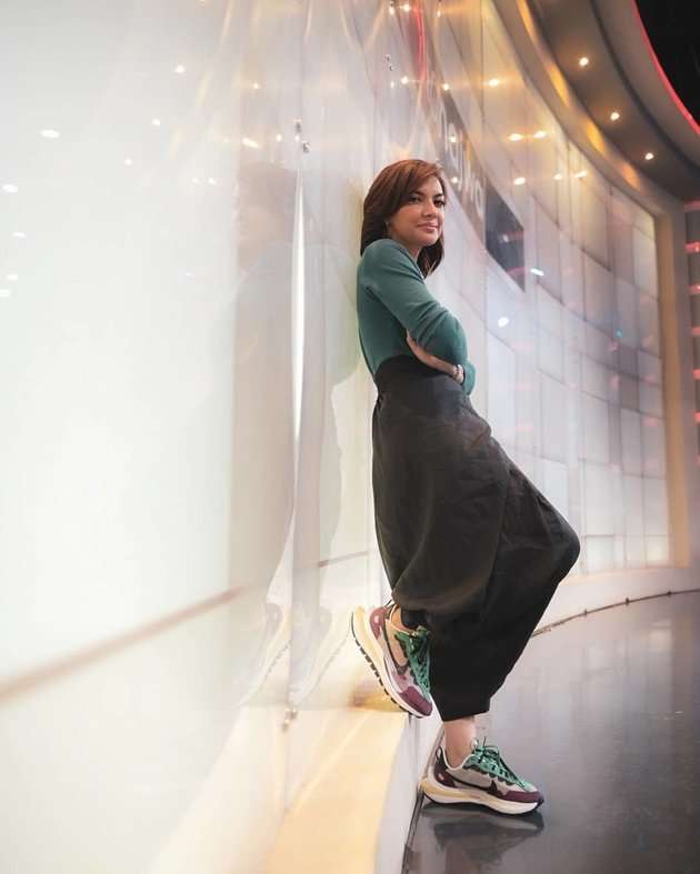 Pesona Najwa Shihab Pakai Sneakers, Tampil Keren Bak ABG