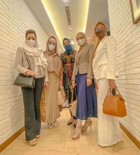 6 Potret Mulan Jameela Bareng Anggota DPR, Gayanya Disorot