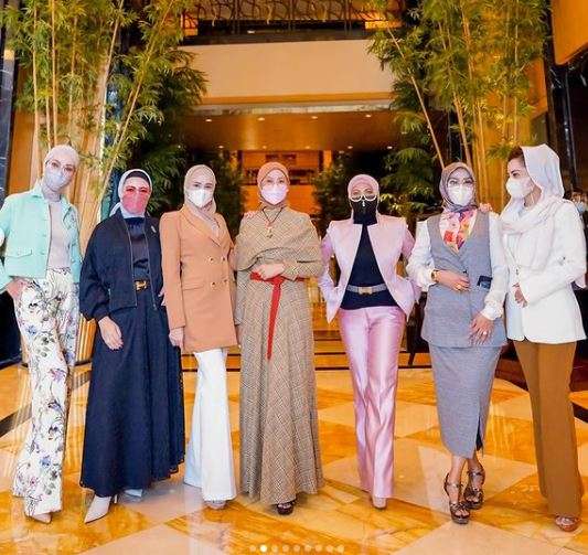 6 Potret Mulan Jameela Bareng Anggota DPR, Gayanya Disorot