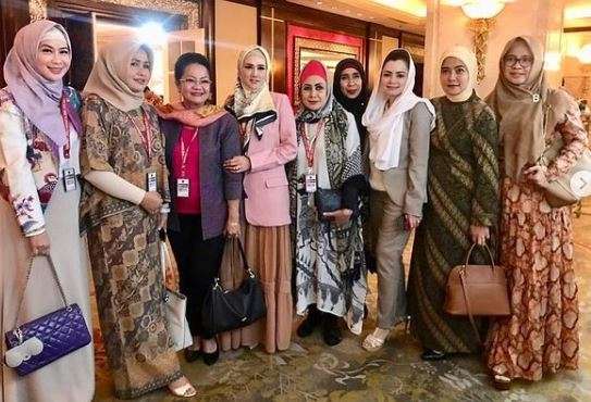 6 Potret Mulan Jameela Bareng Anggota DPR, Gayanya Disorot