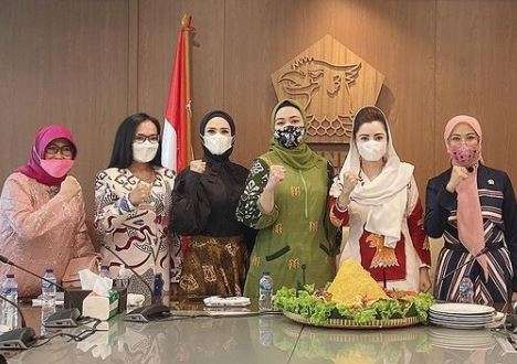 6 Potret Mulan Jameela Bareng Anggota DPR, Gayanya Disorot