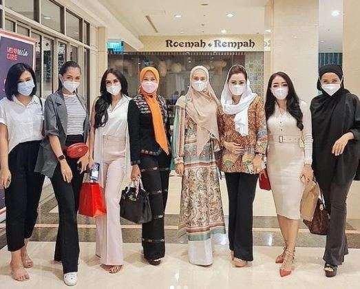 6 Potret Mulan Jameela Bareng Anggota DPR, Gayanya Disorot