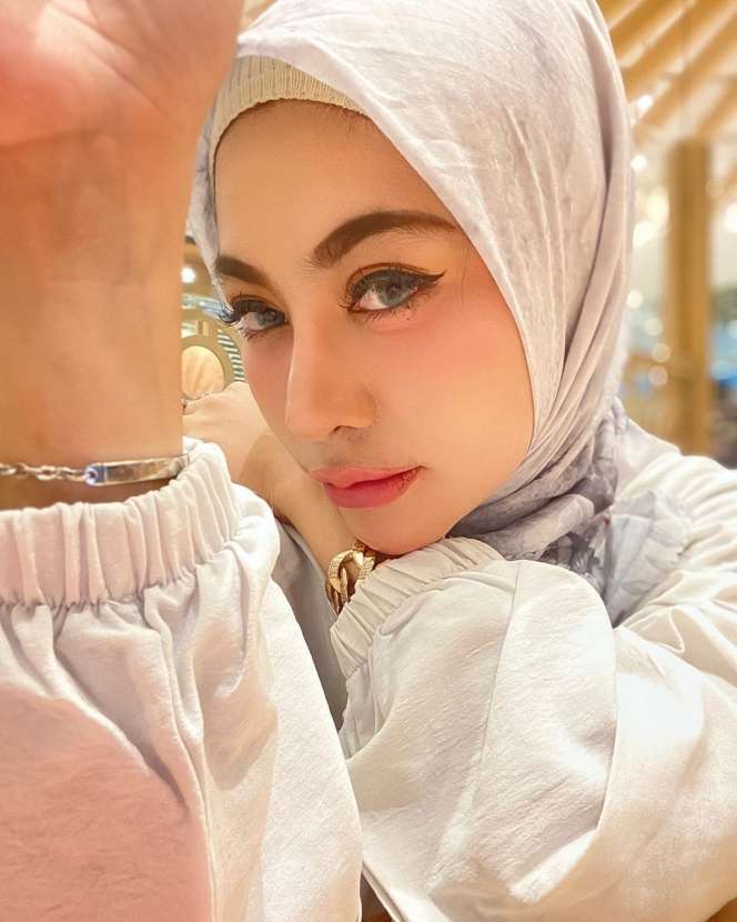 9 Gaya Hijab Liza Aditya, Penyanyi Seksi yang Kini Hijrah