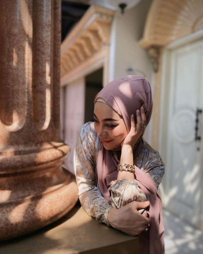 9 Gaya Hijab Liza Aditya, Penyanyi Seksi yang Kini Hijrah