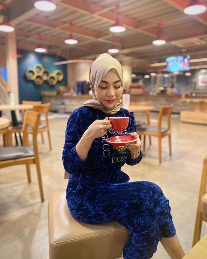 9 Gaya Hijab Liza Aditya, Penyanyi Seksi yang Kini Hijrah