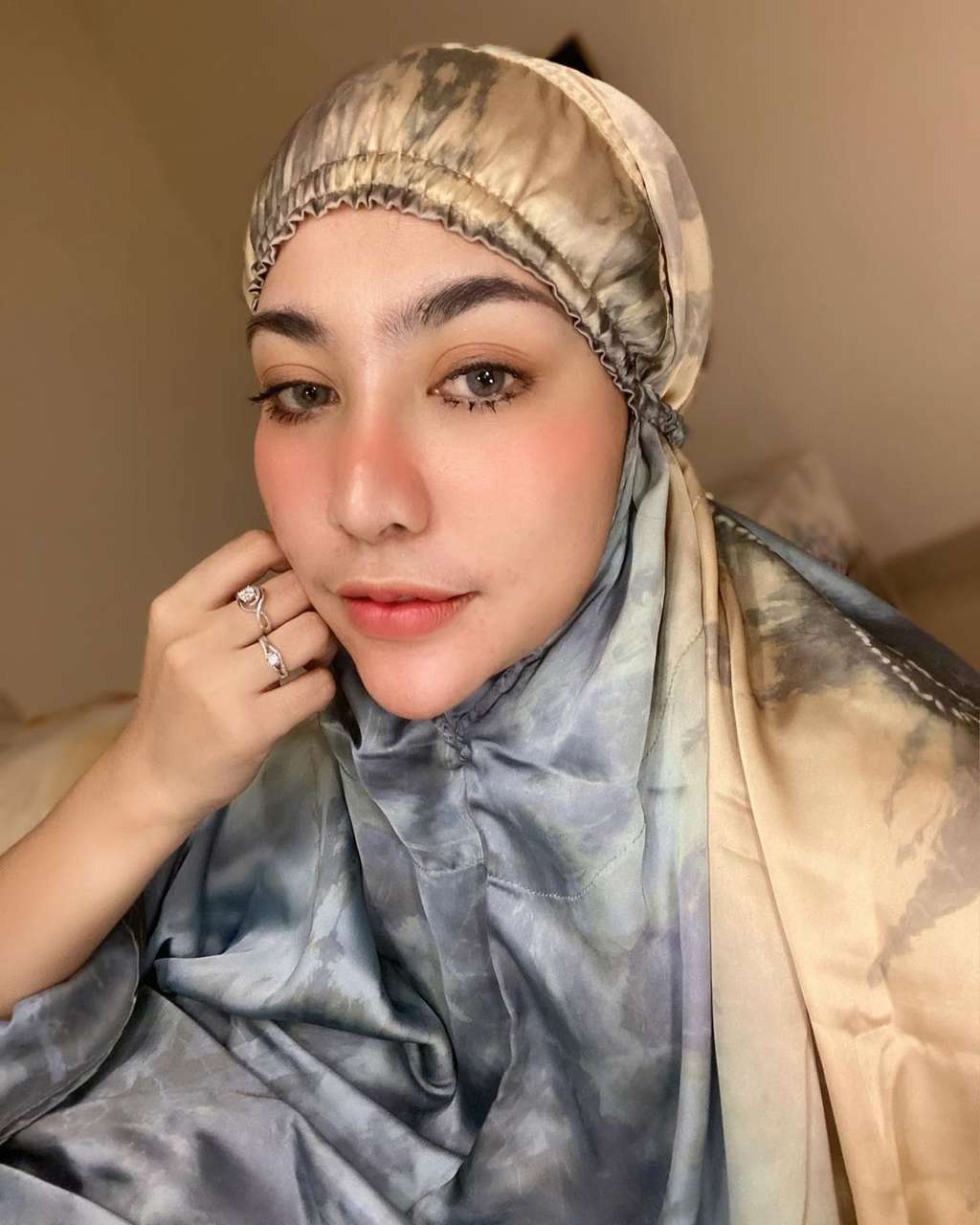 9 Gaya Hijab Liza Aditya, Penyanyi Seksi yang Kini Hijrah