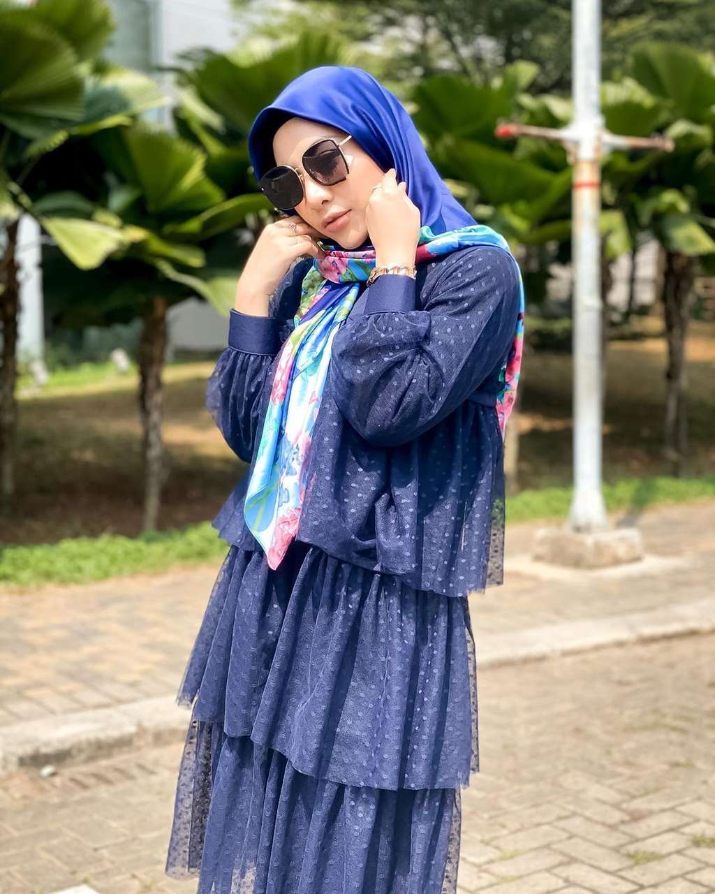 9 Gaya Hijab Liza Aditya, Penyanyi Seksi yang Kini Hijrah
