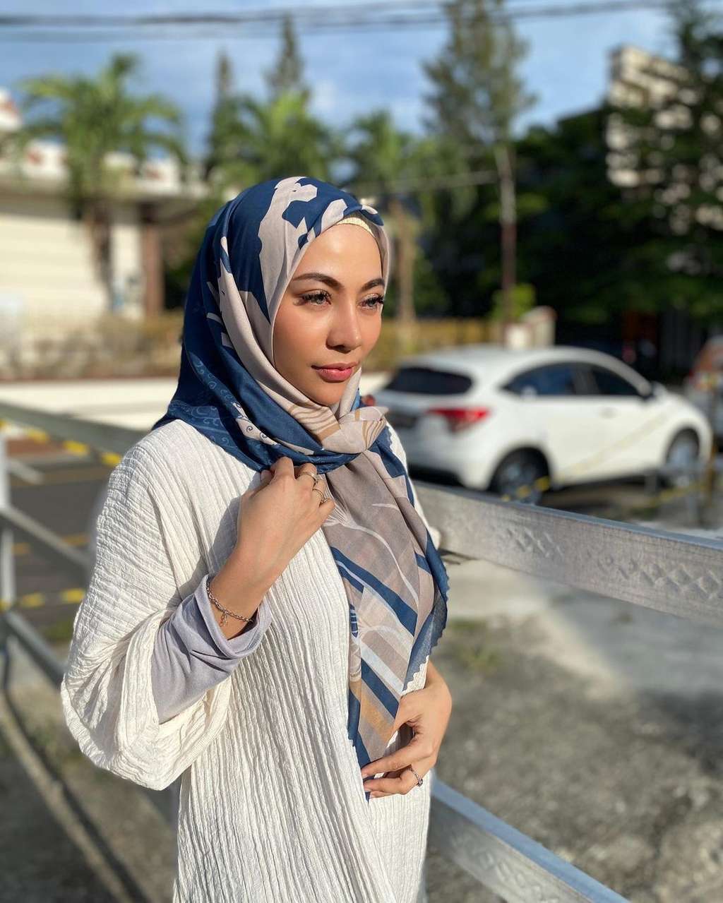 9 Gaya Hijab Liza Aditya, Penyanyi Seksi yang Kini Hijrah