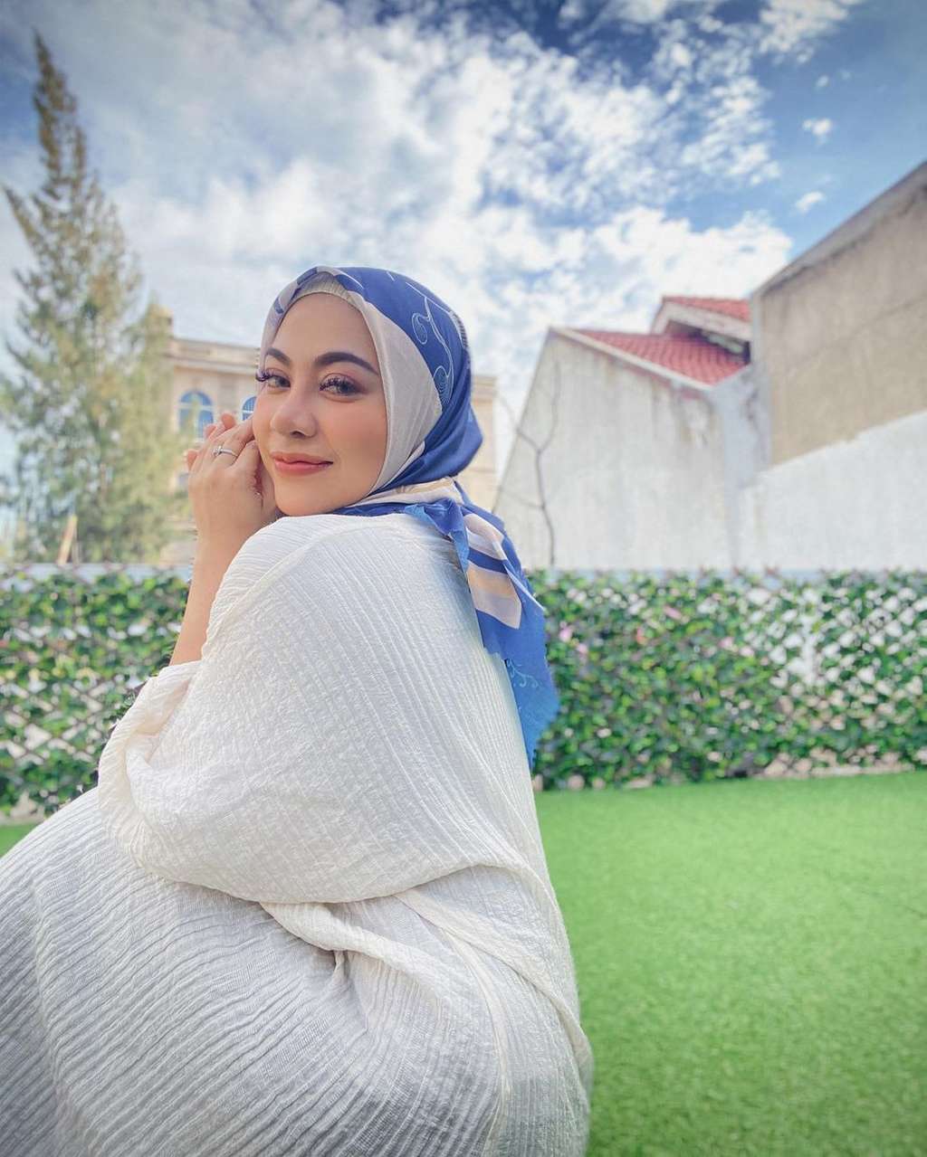 9 Gaya Hijab Liza Aditya, Penyanyi Seksi yang Kini Hijrah