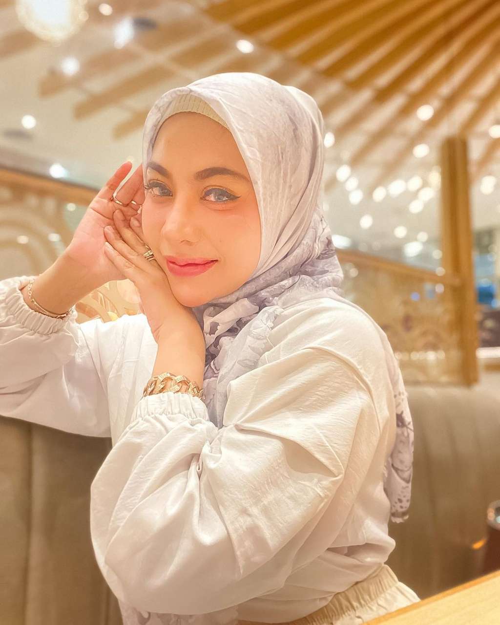 9 Gaya Hijab Liza Aditya, Penyanyi Seksi yang Kini Hijrah