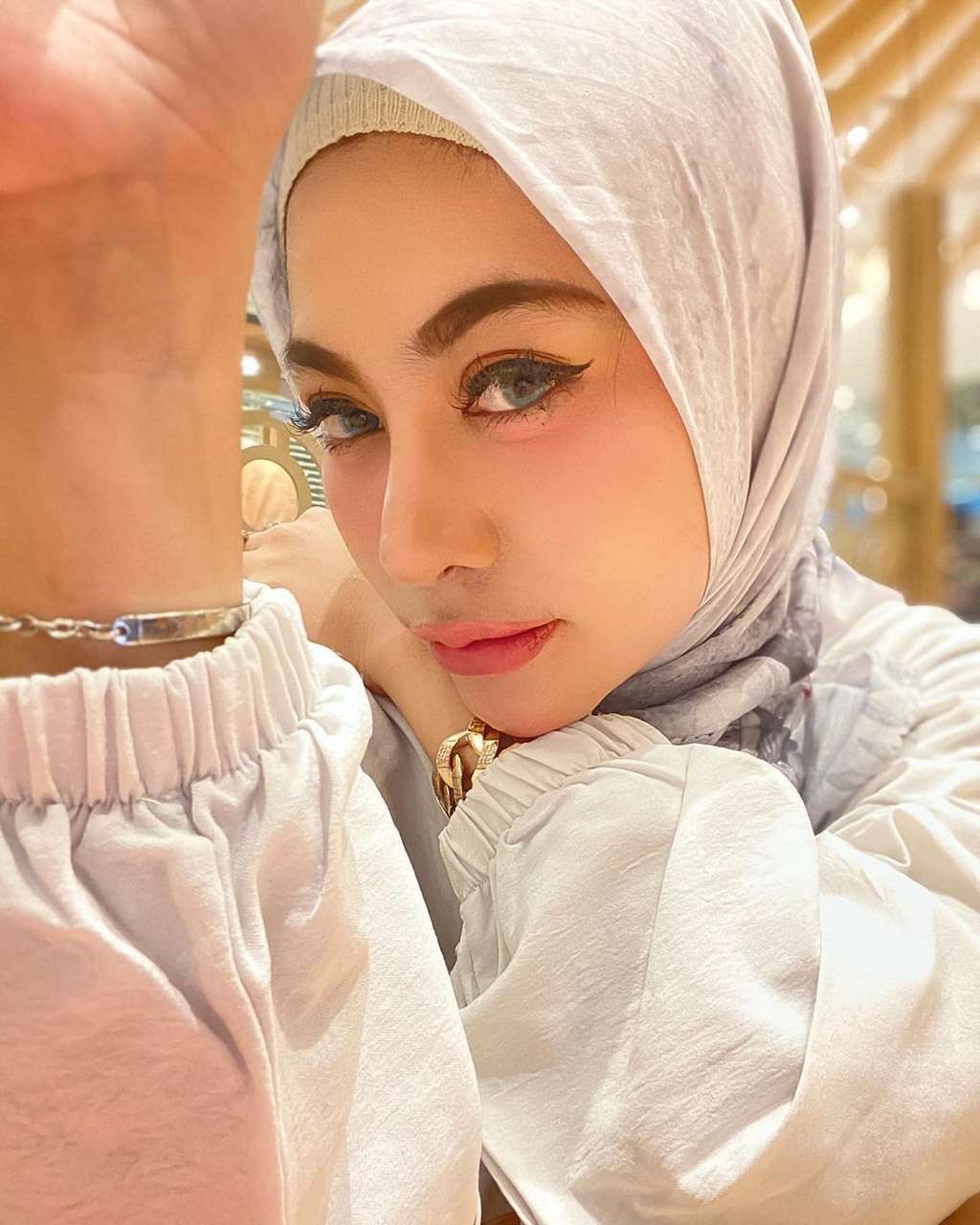 9 Gaya Hijab Liza Aditya, Penyanyi Seksi yang Kini Hijrah