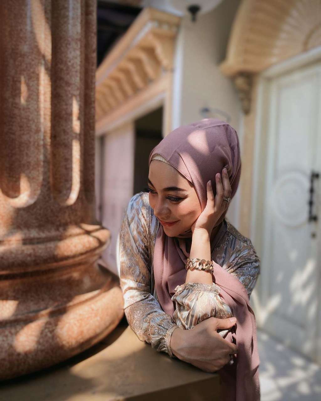 9 Gaya Hijab Liza Aditya, Penyanyi Seksi yang Kini Hijrah