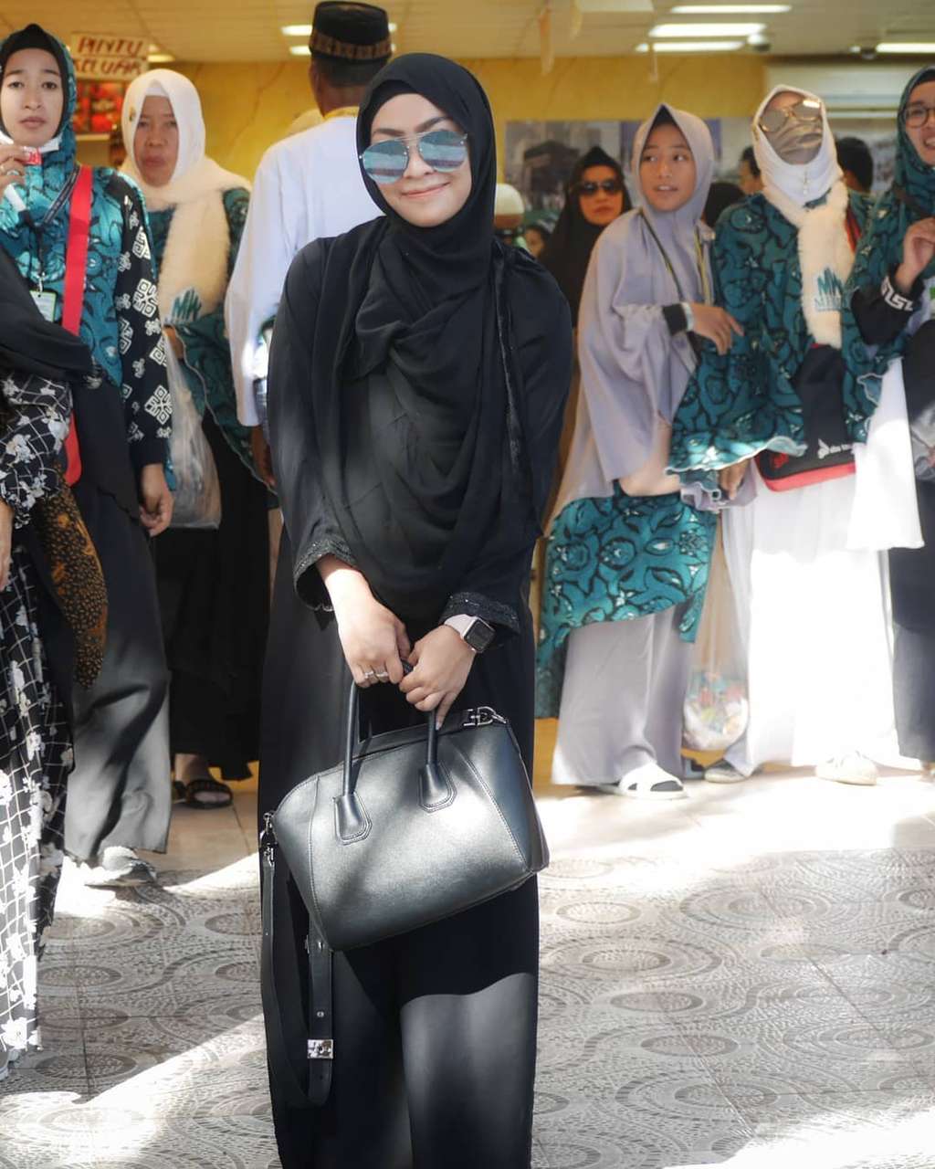 9 Gaya Hijab Liza Aditya, Penyanyi Seksi yang Kini Hijrah