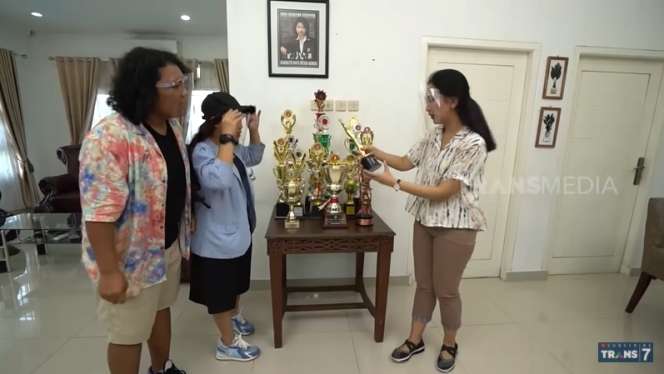 9 Potret Rumah Mewah Irene Sukandar, Ada Bidak Catur Raksasa