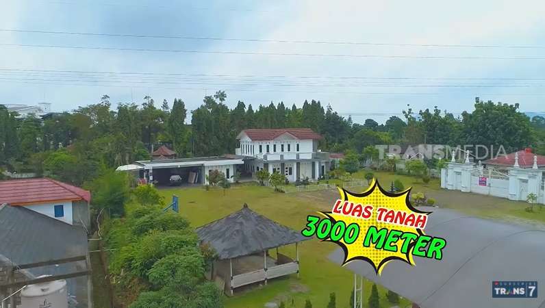 9 Potret Rumah Mewah Irene Sukandar, Ada Bidak Catur Raksasa