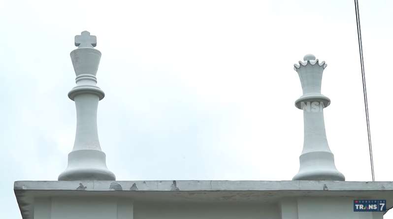 9 Potret Rumah Mewah Irene Sukandar, Ada Bidak Catur Raksasa