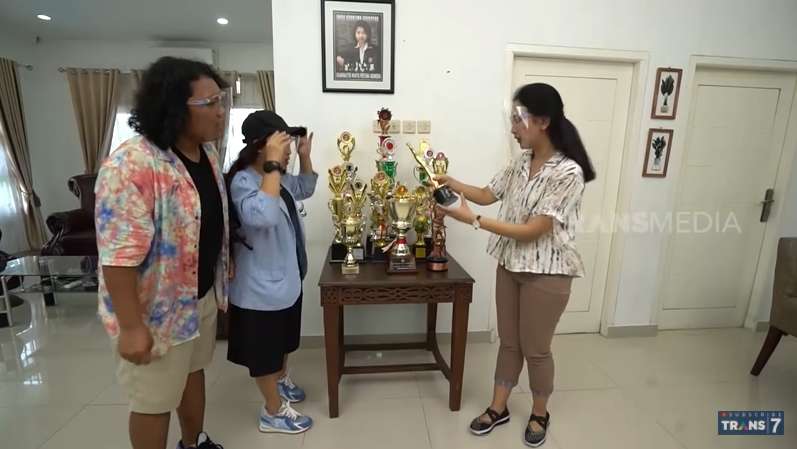 9 Potret Rumah Mewah Irene Sukandar, Ada Bidak Catur Raksasa
