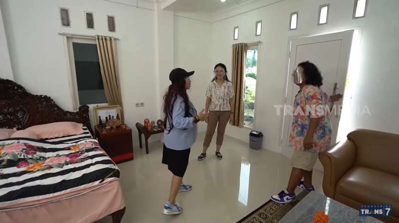 9 Potret Rumah Mewah Irene Sukandar, Ada Bidak Catur Raksasa