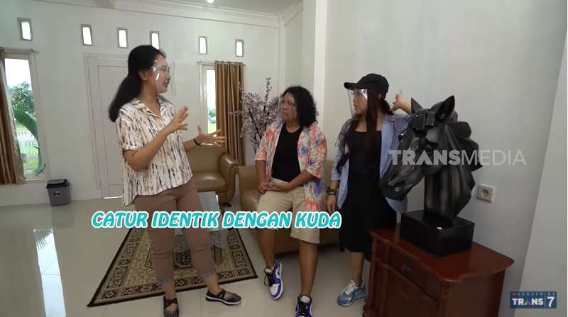 9 Potret Rumah Mewah Irene Sukandar, Ada Bidak Catur Raksasa