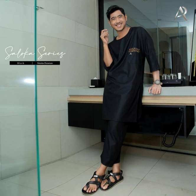 5 Potret Arya Saloka Kenakan Busana Muslim, Makin Cakep!
