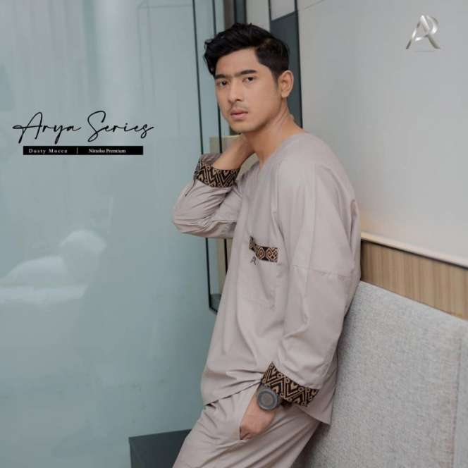 5 Potret Arya Saloka Kenakan Busana Muslim, Makin Cakep!