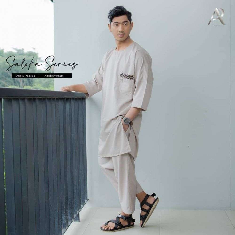 5 Potret Arya Saloka Kenakan Busana Muslim, Makin Cakep!
