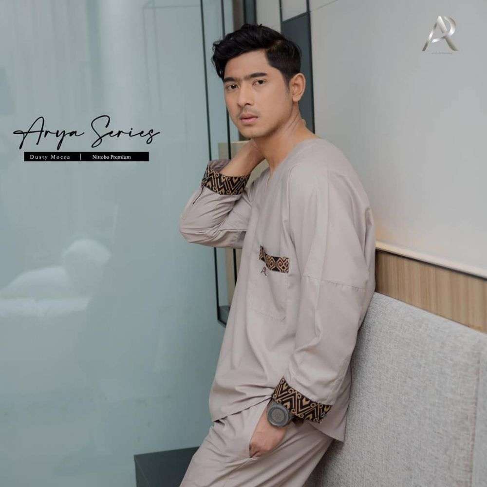 5 Potret Arya Saloka Kenakan Busana Muslim, Makin Cakep!