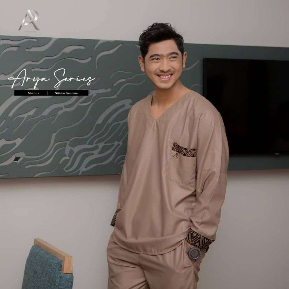 5 Potret Arya Saloka Kenakan Busana Muslim, Makin Cakep!